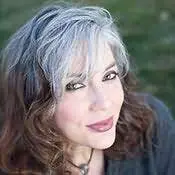 Retrato de  Shana Abé